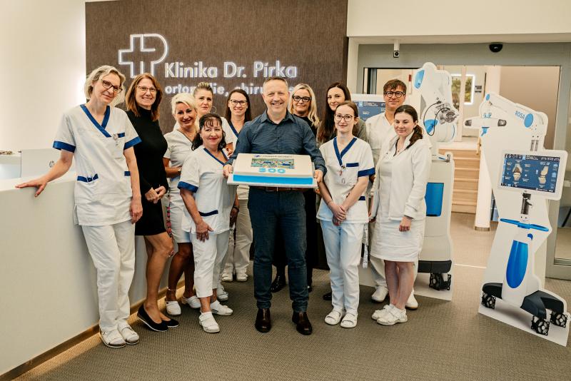 Robotické operace kolene a kyčle