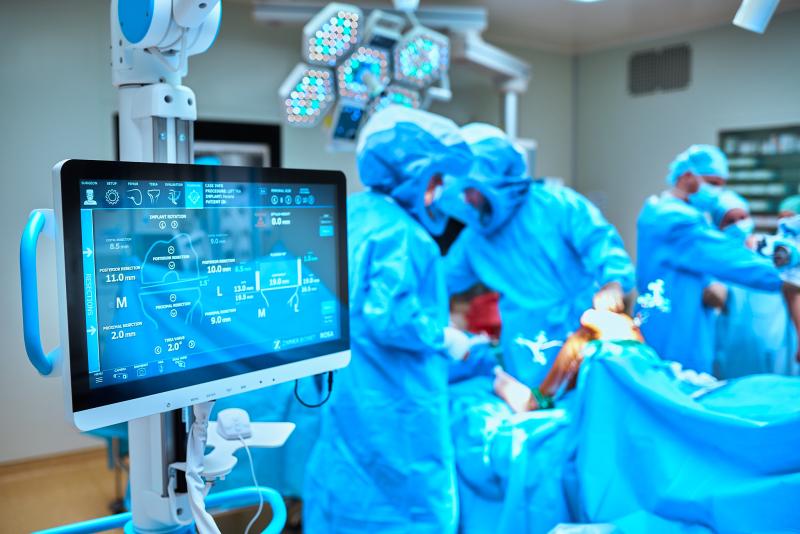 Robotické operace kolene a kyčle